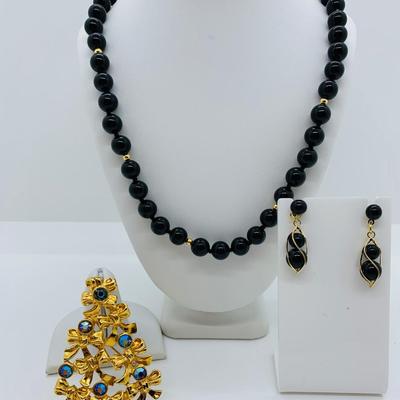 LOT 72R: Avon Christmas Brooch, Beaded Necklace & Dangle Pierced Earrings