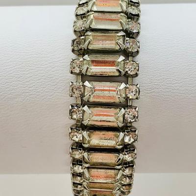 LOT 122: Beautiful Vintage Rhinestone Bracelet w/Safety Clasp