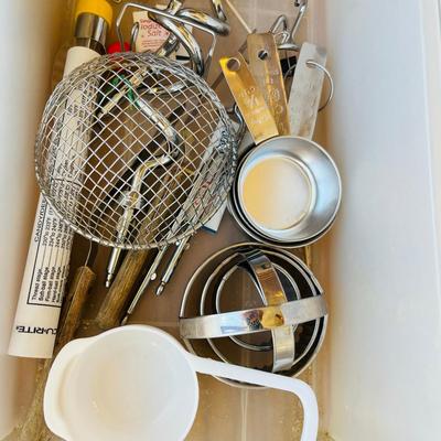 3 Drawer Rubbermade full of kitchen stuff