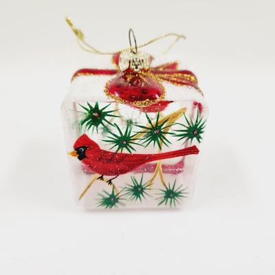 BEAUTIFUL GLASS CARDINAL PRESENT ORNAMENT
