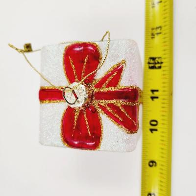 BEAUTIFUL GLASS CARDINAL PRESENT ORNAMENT