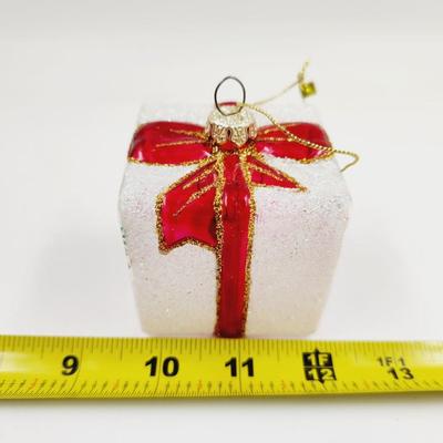 BEAUTIFUL GLASS CARDINAL PRESENT ORNAMENT