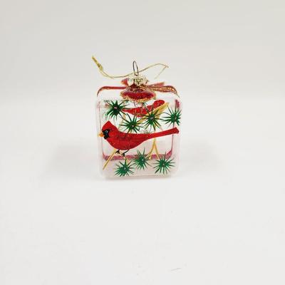BEAUTIFUL GLASS CARDINAL PRESENT ORNAMENT