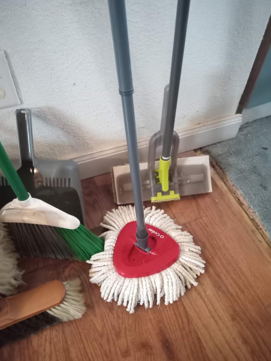 FLOOR CLEANING TOOLS