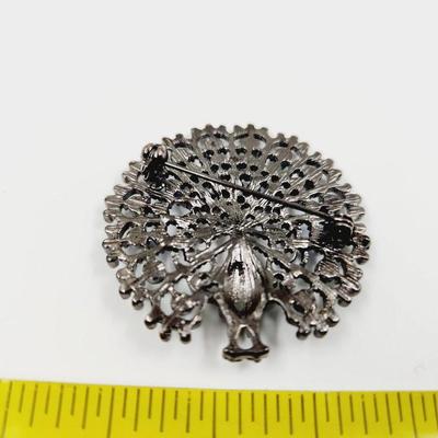 BEAUTIFUL SILVER TONED PEACOCK PIN