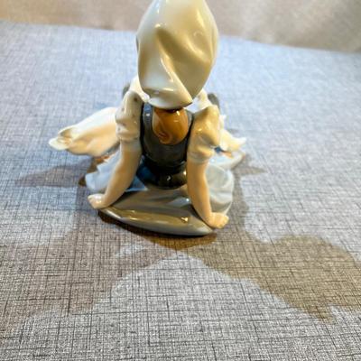LLADRO Girl with Ducks sitting on the ground 5074 