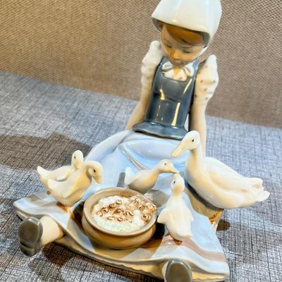 LLADRO Girl with Ducks sitting on the ground 5074 
