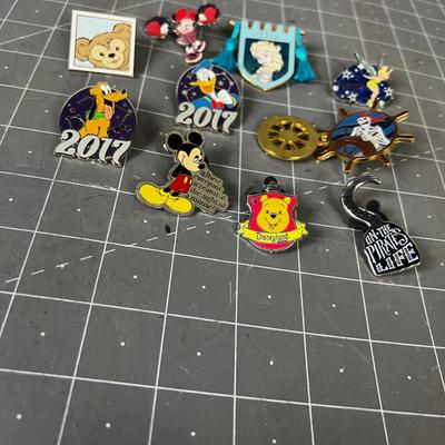 10 Loose Disney Pins: Tinkerbell, Mickey Elsa 