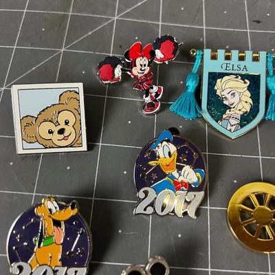 10 Loose Disney Pins: Tinkerbell, Mickey Elsa 