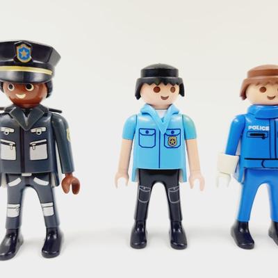 PLAYMOBIL POLICE FIGURINES 4 PC