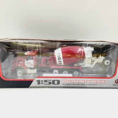 DIE CAST 1:50 CEMENT TRUCK REPLICA METAL