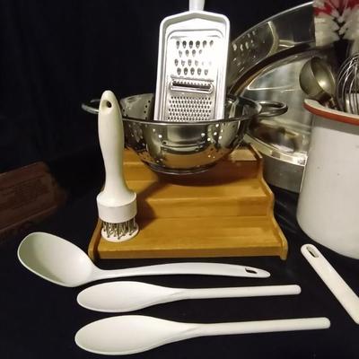 STAINLESS STEEL STRAINER-COOKING UTENCILS IN ENAMAL HOLDER-GRATER AND MORE