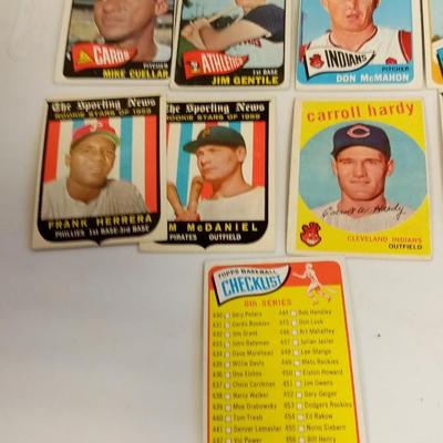 LOT 4  LOT OF VINTAGE BASEBALL CARDS FROM THE 1950'S