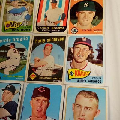 LOT 4  LOT OF VINTAGE BASEBALL CARDS FROM THE 1950'S