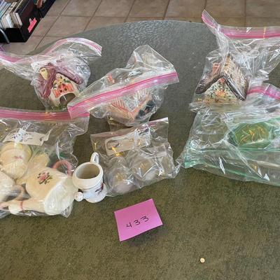 Lot of bagged decor