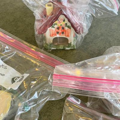 Lot of bagged decor