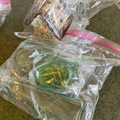Lot of bagged decor