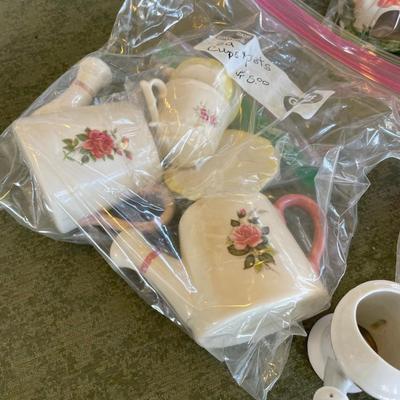Lot of bagged decor