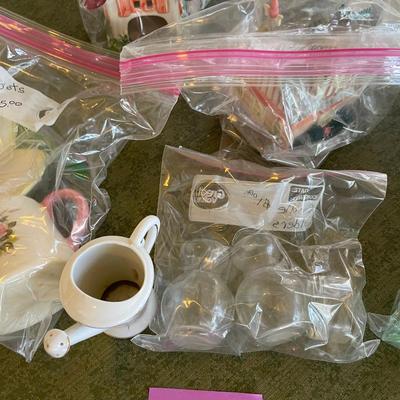 Lot of bagged decor
