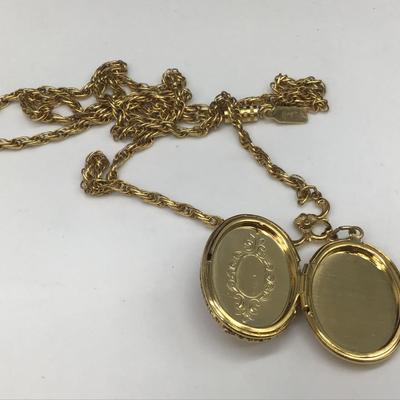 1928 Cameo locket with chain