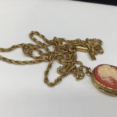 1928 Cameo locket with chain