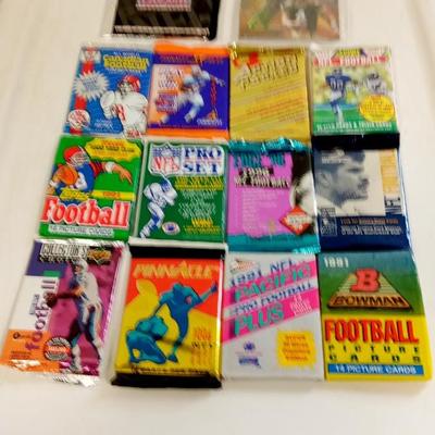 LOT 23  LARGE LOT OF VINTAGE FOOTBALL CARDS IN THE PACK