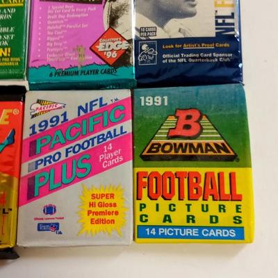 LOT 23  LARGE LOT OF VINTAGE FOOTBALL CARDS IN THE PACK