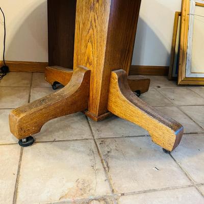 Round Oak Table w/ 3 leaves