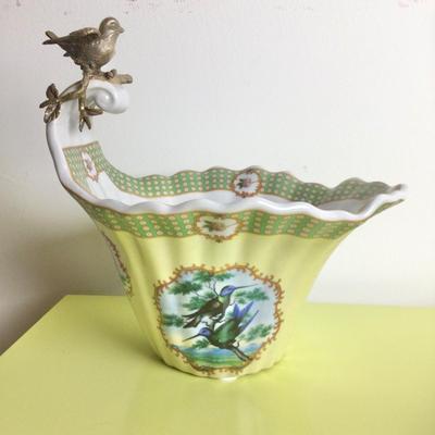 8354 Royal Family Hummingbird Cache Pot with Brass Bird Accent
