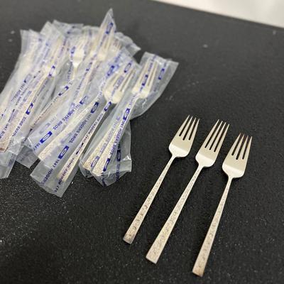 1847 ROGERS BROS SILVERPLATED SILVERWARE 66 Piece Set