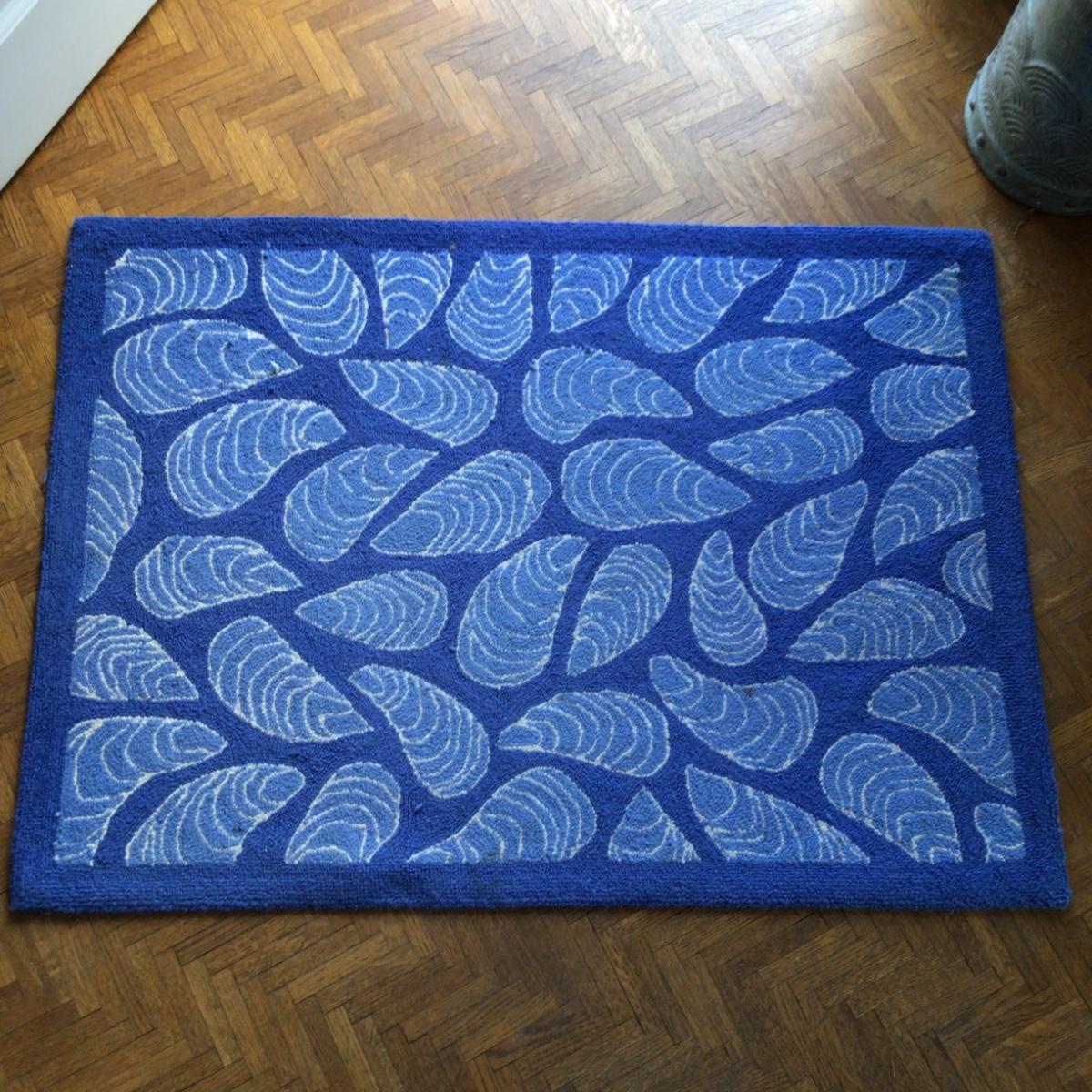 8346 Royal Blue Oyster Clam Shell Hooked Rug | EstateSales.org