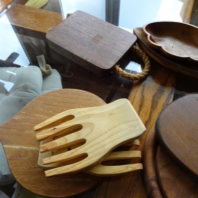 LOT 15. WOOD KITCHEN ITEMS