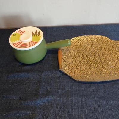 LOT 23. VINTAGE FRED ROBERTS SAUCEPAN AND VINTAGE SERVING TRAY