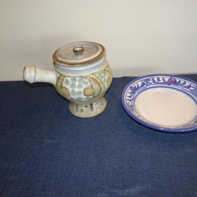 LOT 26. VINTAGE STONEWARE FONDUE POT AND PLATE