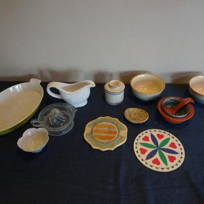 LOT 29. HOME DECOR AND KITCHEN ITEMS