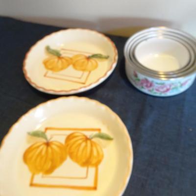 LOT 30. LAURIE GATES LOS ANGLES POTTERY PIE PLATES AND VINTAGE METAL MIXING BOWLS