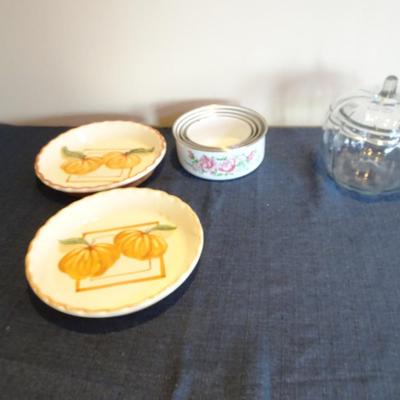 LOT 30. LAURIE GATES LOS ANGLES POTTERY PIE PLATES AND VINTAGE METAL MIXING BOWLS