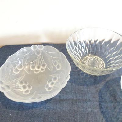 LOT 31. GLASS BOWLS AND JARS