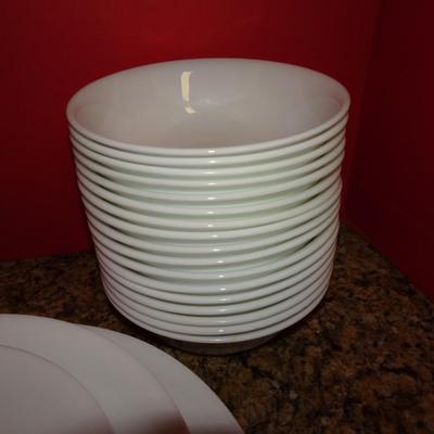 LOT 36. CORELLE PLATES AND BOWLS