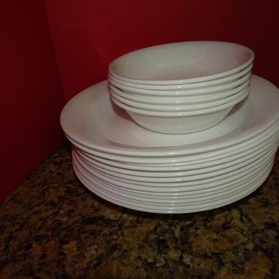 LOT 36. CORELLE PLATES AND BOWLS