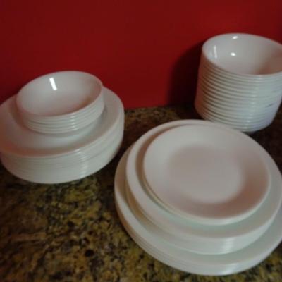 LOT 36. CORELLE PLATES AND BOWLS