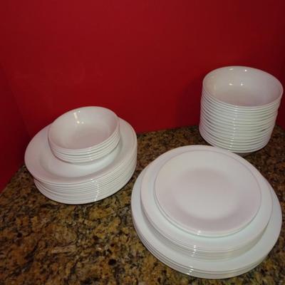 LOT 36. CORELLE PLATES AND BOWLS