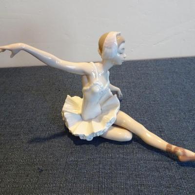 LOT 47. LLADRO BALLERINA.