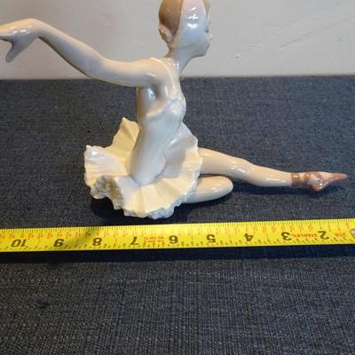 LOT 47. LLADRO BALLERINA.