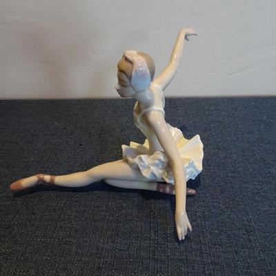 LOT 47. LLADRO BALLERINA.