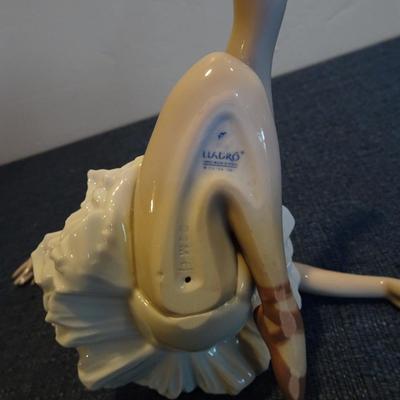 LOT 47. LLADRO BALLERINA.