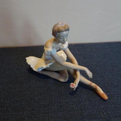 LOT 48. LLADRO BALLERINA