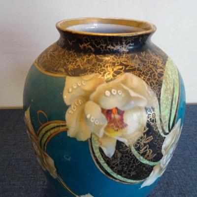 LOT 60 VINTAGE VASE