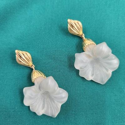 BEAUTIFUL GOLD TONED & GLASS FLOWERED EARRINGS