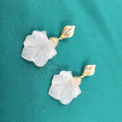 BEAUTIFUL GOLD TONED & GLASS FLOWERED EARRINGS